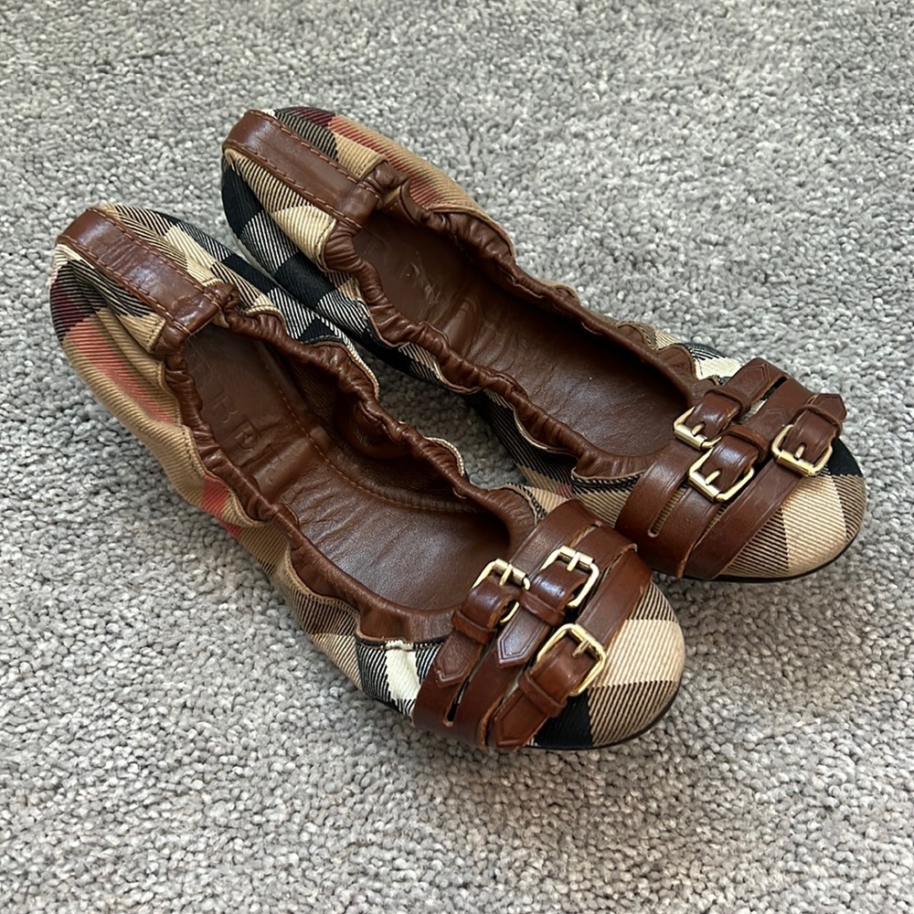 Burberry flats like new!!!
